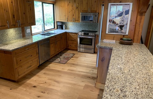 Whistler Bed & Breakfast | ✨ Valhalla Ski Chalet | Sleeps 14 | Private Hot Tub | Steps to Whistler Village