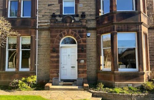 Murrayfield Apartment | Victorian Villa with parking, Murrayfield-sleeps 5