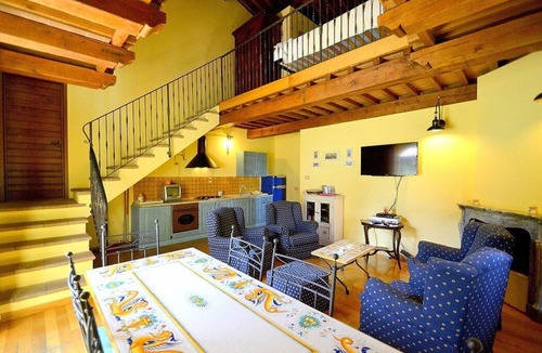 Ramazzano Villa | Villa Campanella: A characteristic and welcoming two-story age-old farm house surrounded by the greenery, with Free WI-FI.