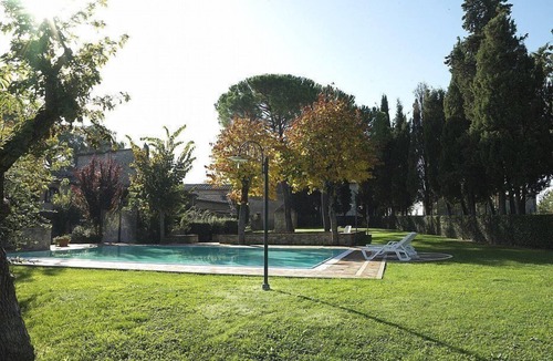 Colle di Val d'Elsa House | Villa Saveria N: A welcoming apartment surrounded by the greenery.
