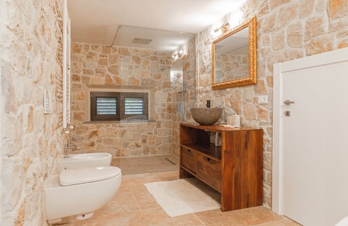Corciano Villa | Villa 'Wellness Spa' with Lake View, Private Garden and Wi-Fi