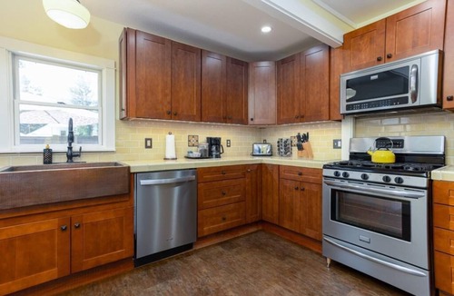 River West House | West Side Bungalow │Cali King Bed │Walk Everywhere │Hot Tub │One Block to River