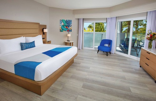 Palm Beach Hotel | Where Memorable Trips Begin and End Well! Outdoor Pools, Free Parking Onsite!