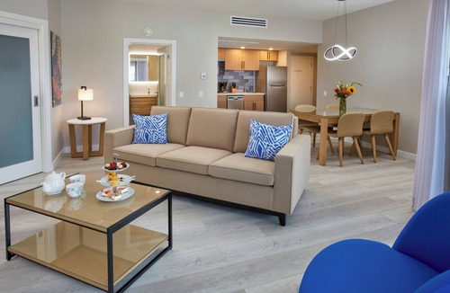 Palm Beach Hotel | Where Memorable Trips Begin and End Well! Outdoor Pools, Free Parking Onsite!