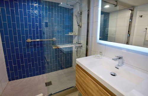 Palm Beach Hotel | Where Memorable Trips Begin and End Well! Outdoor Pools, Free Parking Onsite!