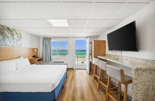 Fort Bay Hotel | Your Ultimate Leisure Stay Near Gulf World Marine Park! 4 Relaxing Units, Pool