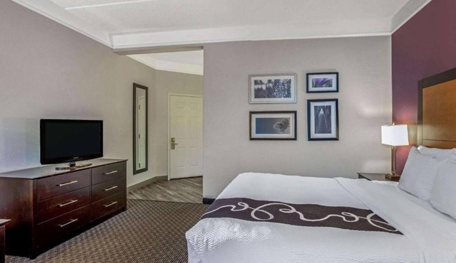 1 King Bed | La Quinta Orlando | Outdoor Pool | Free Shuttle & Breakfast | Gym in Orlando