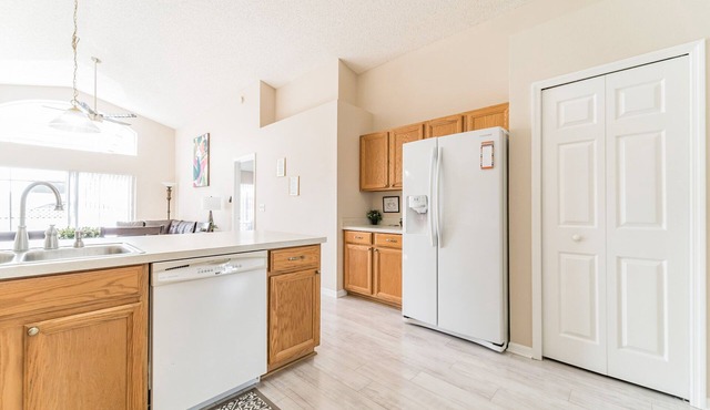 10 Mi to Disney!~COZY, SPACIOUS HOME W/POOL & GAME ROOM🌟4 BR/3 BA☀️