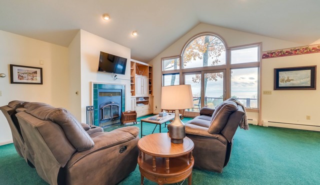 17 Mi to Skiing! Lake-View Michigan Home w/Deck