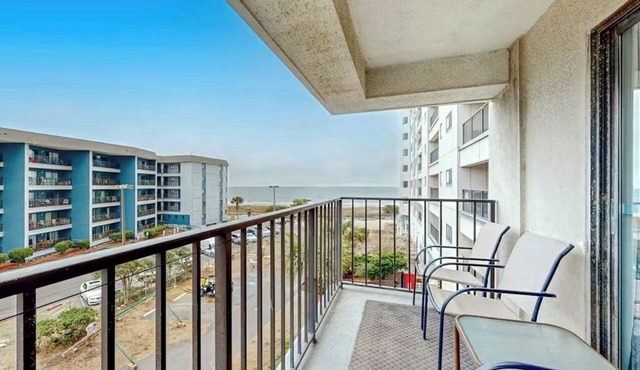 2-bedroom hotel in tranquil Myrtle Beach with fitness room and AC in Myrtle Beach