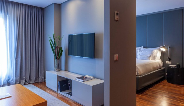 2 Comfy Units at Altis Prime, Full Kitchens, Rooftop Sundeck, Onsite Jacuzzi!