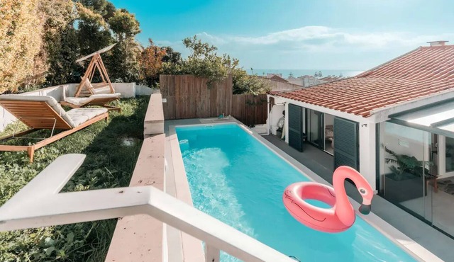 2 Private Pools, Ocean-View, Beach, Nintendo & BBQ in Parede