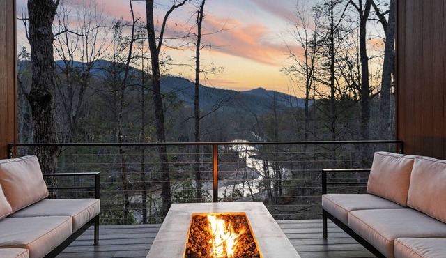 22-Acre Riverfront Estate: Beach, Hot Tub, Pets in Burnsville