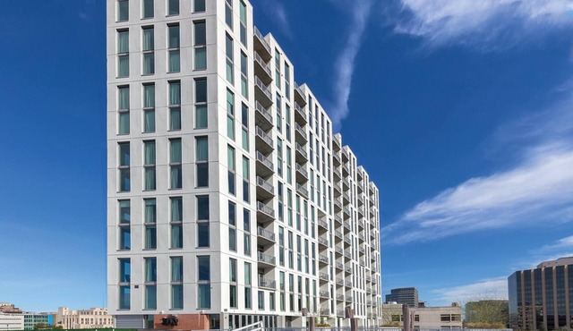 2Bed/2Bath Deluxe Suite in Central Austin Resort with a Rooftop Pool! in Austin