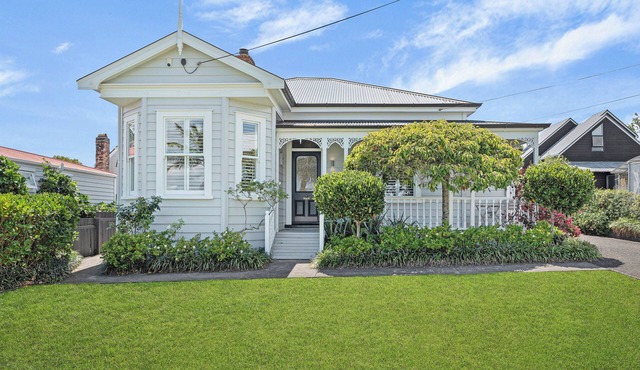 3-bedroom Devonport villa near village in Devonport