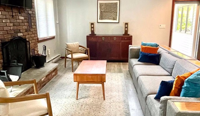 3-bedroom house in serene Saw Creek Estates with WiFi, AC, access to pools, lake
