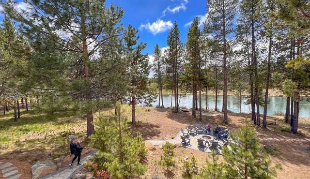 3 Private Riverfront Acres. Sleeps 30. Dock/Hot Tub/Pool Table/Disc Golf