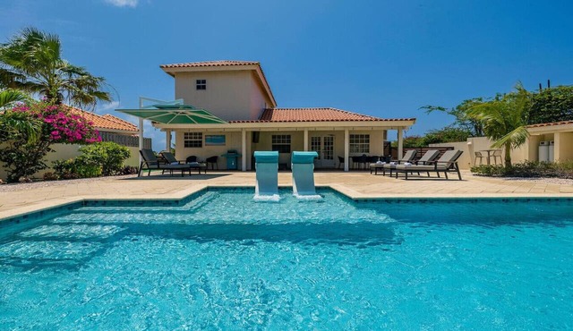 3BR Villa con Torre | Private Pool & Outdoor Oasis