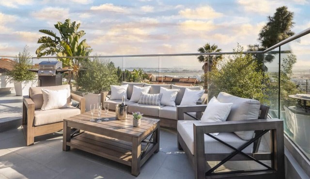 4 Bedroom 2 Bath with Ocean View, Hot Tub, Parking