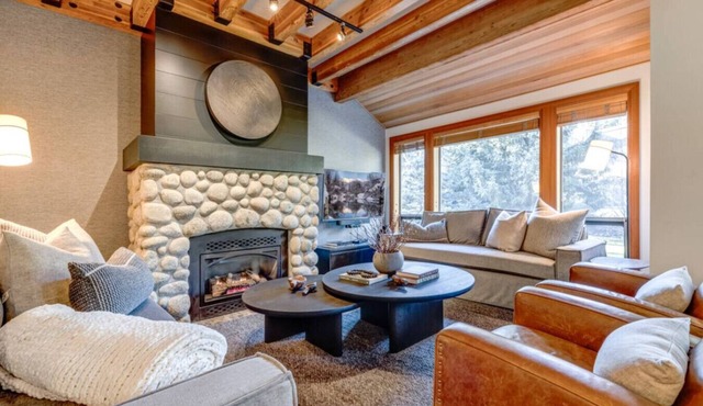 4BD Village Townhome/Private Hot tub