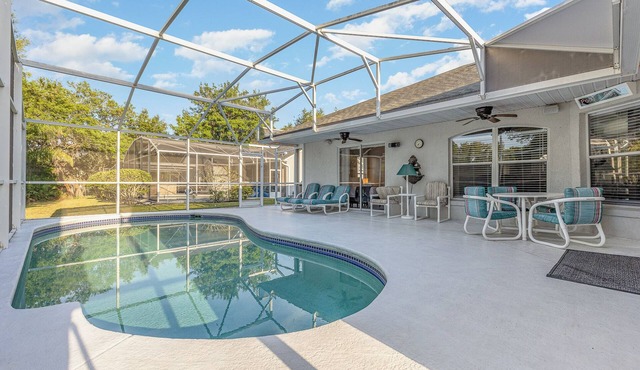 4BR sunny retreat with pool, water views, W/D, 10 miles from Disney