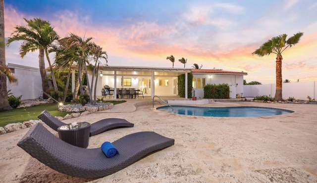 4BR4BA w/Private Pool ~ Walking distance to Ritz