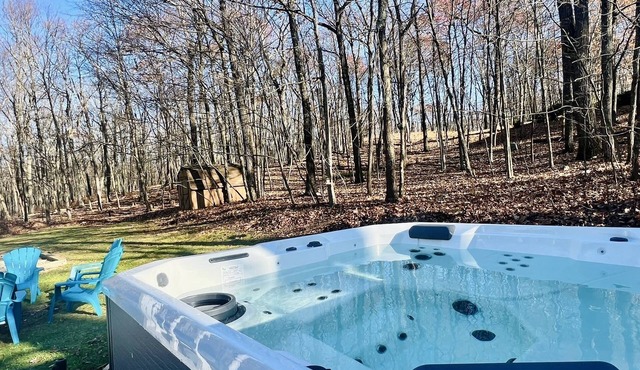 5 BDR Poconos Villa ~ Large Hot Tub ~ Game Room ~ Privacy