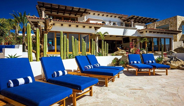 6BR Luxury Beachfront Villa with Beachclub