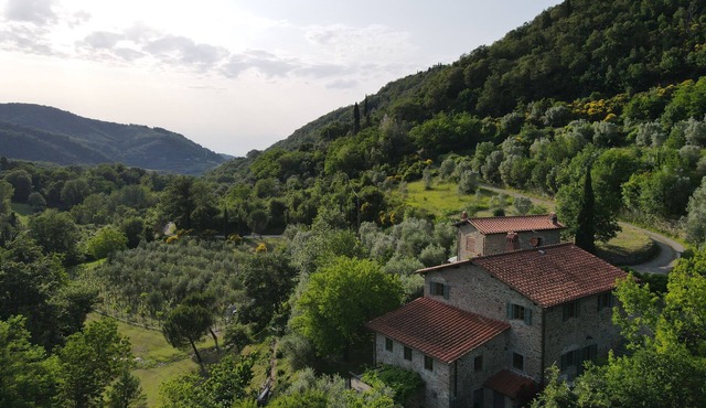 A charming comfortable traditional residence for an exclusive stay near Florence in Toscana