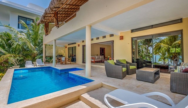 A truly amazing beachfront setting, 10 mins from Tulum! in Tulum