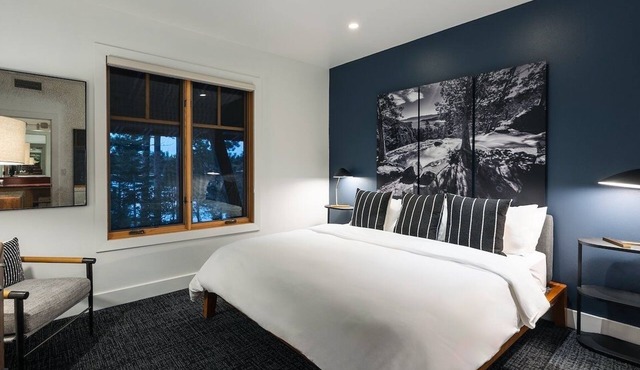Alpine Adventure Awaits: 2 Comfy Rooms Near Lake Tahoe - Pets Welcome!