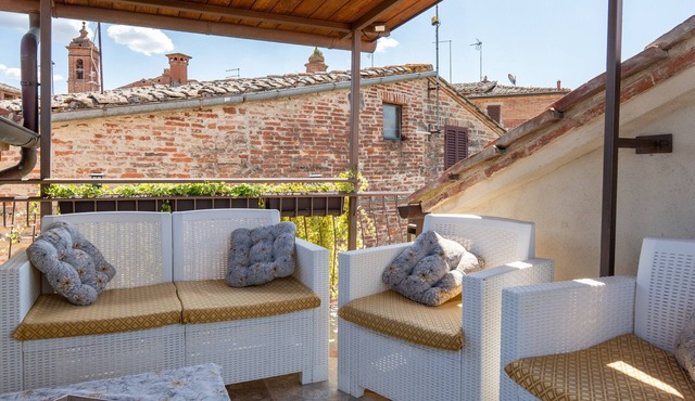 Apartment 'La Torre' with Balcony, Wi-Fi and Air Conditioning in Torrita di Siena