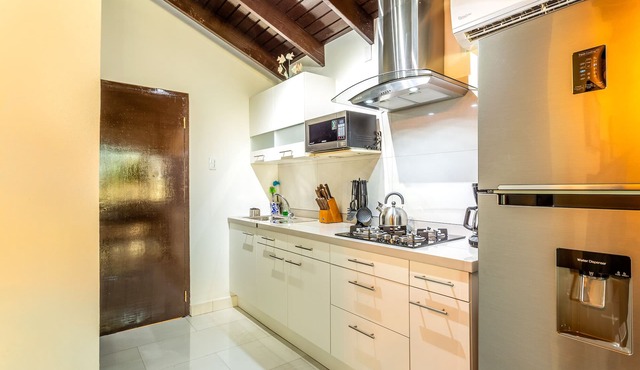 Apartment With Charming Patio+ BBQ Near Beach! Free Util's