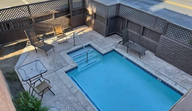 Apt E - furnished huge 2bed/2bath upstairs with the mountains and downtown views