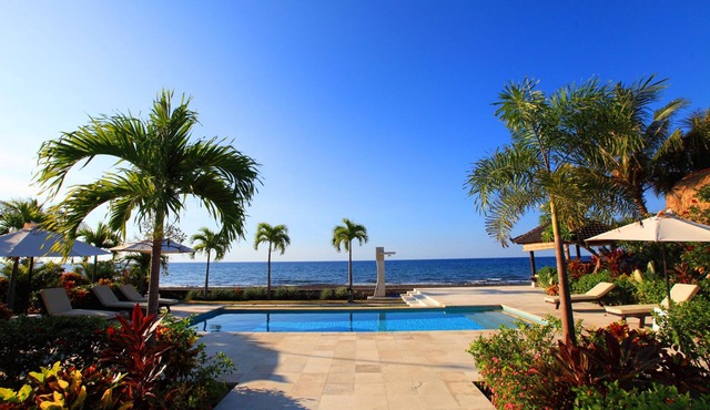 Authentic Beachvilla with cook, private pool, staff and lush tropical garden in Seririt