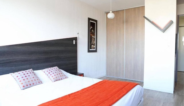 Balcony Studio Near Rungis Market With Quick Access to Central Paris
