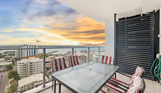 Beachfront Haven: Sea View ~ Pool ~ Outdoor Dining in Darwin City