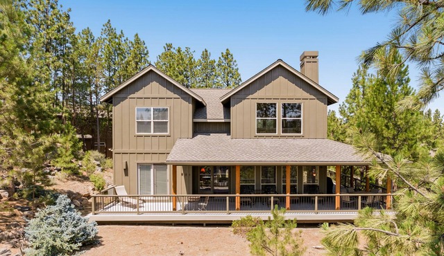 BEAUTIFUL HOME OVERLOOKING THE RIVER-MINUTES TO IT ALL-UPDATED KITCHEN!