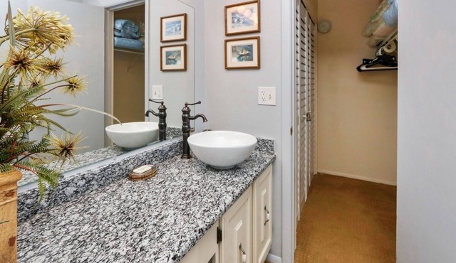 Beautiful one bedroom condo on Siesta Key. minutes from Siesta key Beach! in Siesta Key