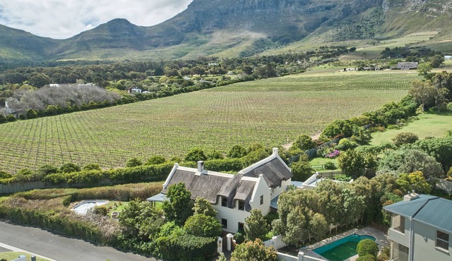 Beautiful, solar-powered home w/pool, fire pit and garden in Noordhoek.