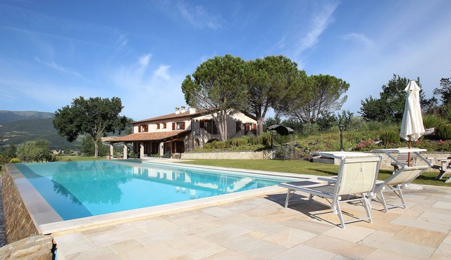 Beautiful spacious villa, 5 Beds, 15m Infinity Pool, lift, Garden, olive trees.