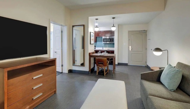 Bright & Awesome Suites w/Parking & Breakfast – 3mi from Charles Pinckney Site