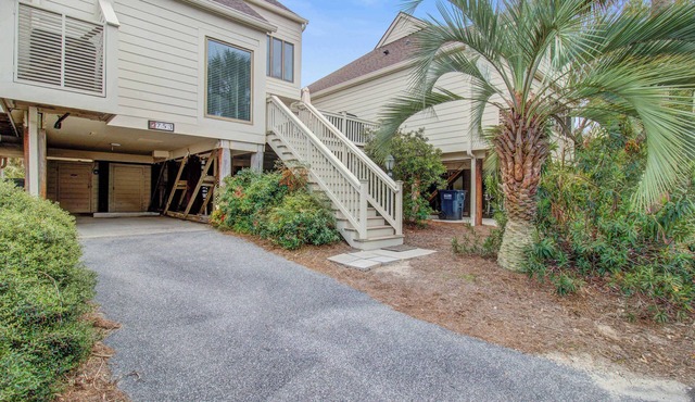 Bright villa with lagoon & fairway views - walk to the beach & golf