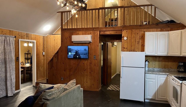 Casa de Carmen! 3 bedroom Modern Cabin with a view and HOT TUB!