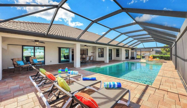 Casa Nueva Waterfront: Heated Pool, Spa & Tiki in Cape Coral