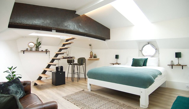 Central & Modern Eco-Houseboat 10 min walk to center