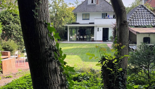 Characteristic detached villa in Hilversum with very spacious garden.