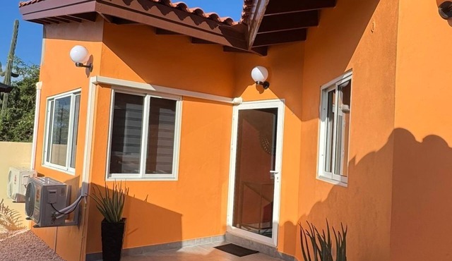Charming 1-bedroom apartment in quaint Noord with WiFi, AC centralized .