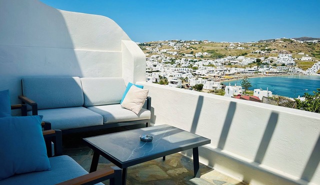 Charming 2-bedroom house with WiFi, AC in brilliant Sea view private residence.