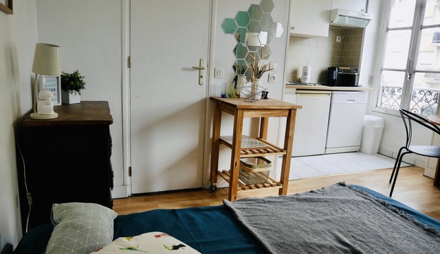Charming and bright studio, métro on the corner in Pantin